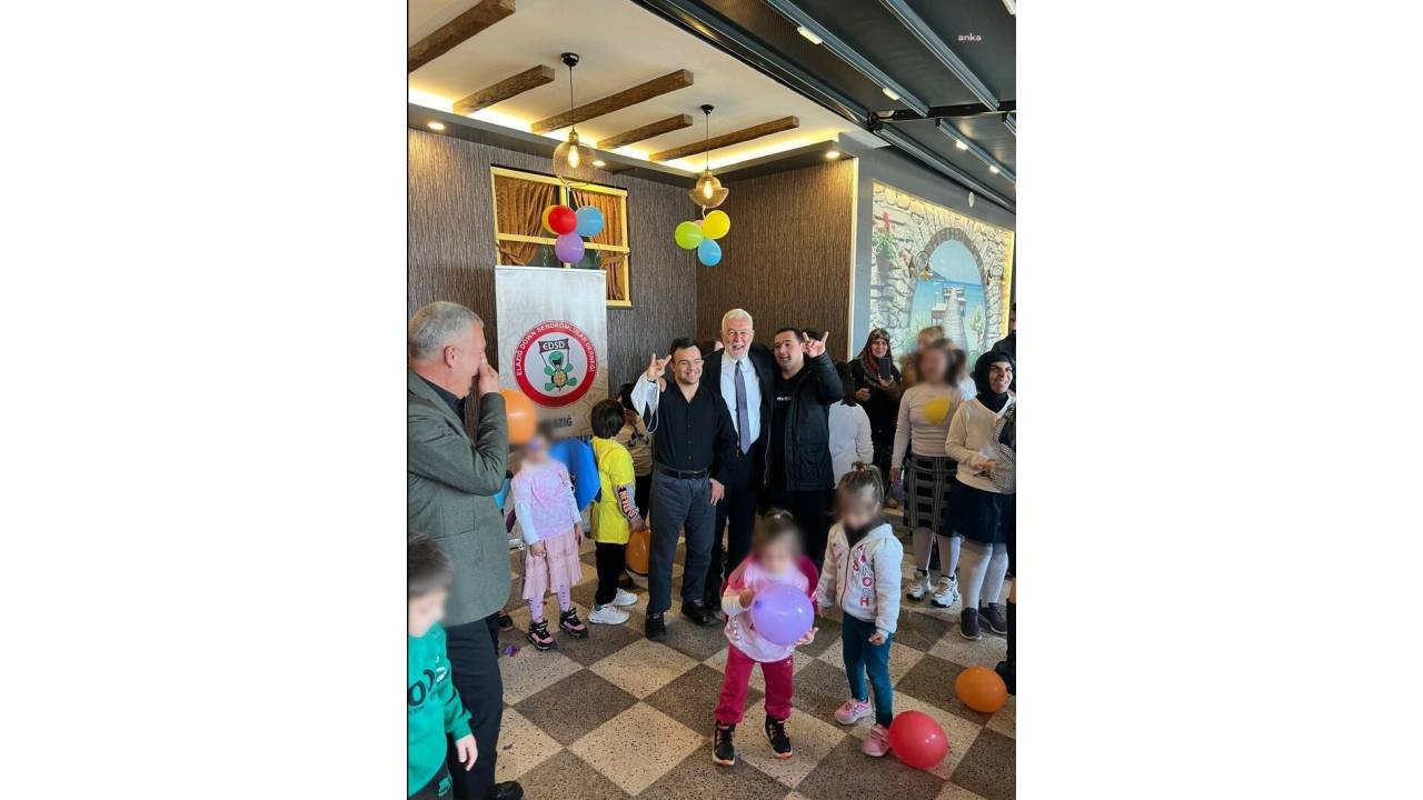 Mhp Elazığ Belediye Başkan Adayı,  Down Sendromlu Çocuklara Bozkurt İşareti Yaptırdı