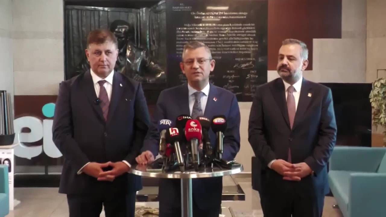 Chp Lideri Özgür Özel’den Hamza Dağ’a: “Ben Panik Halinde Rozetimi Mi Çıkarmışım? Rozetimden Mi Utanmışım?”