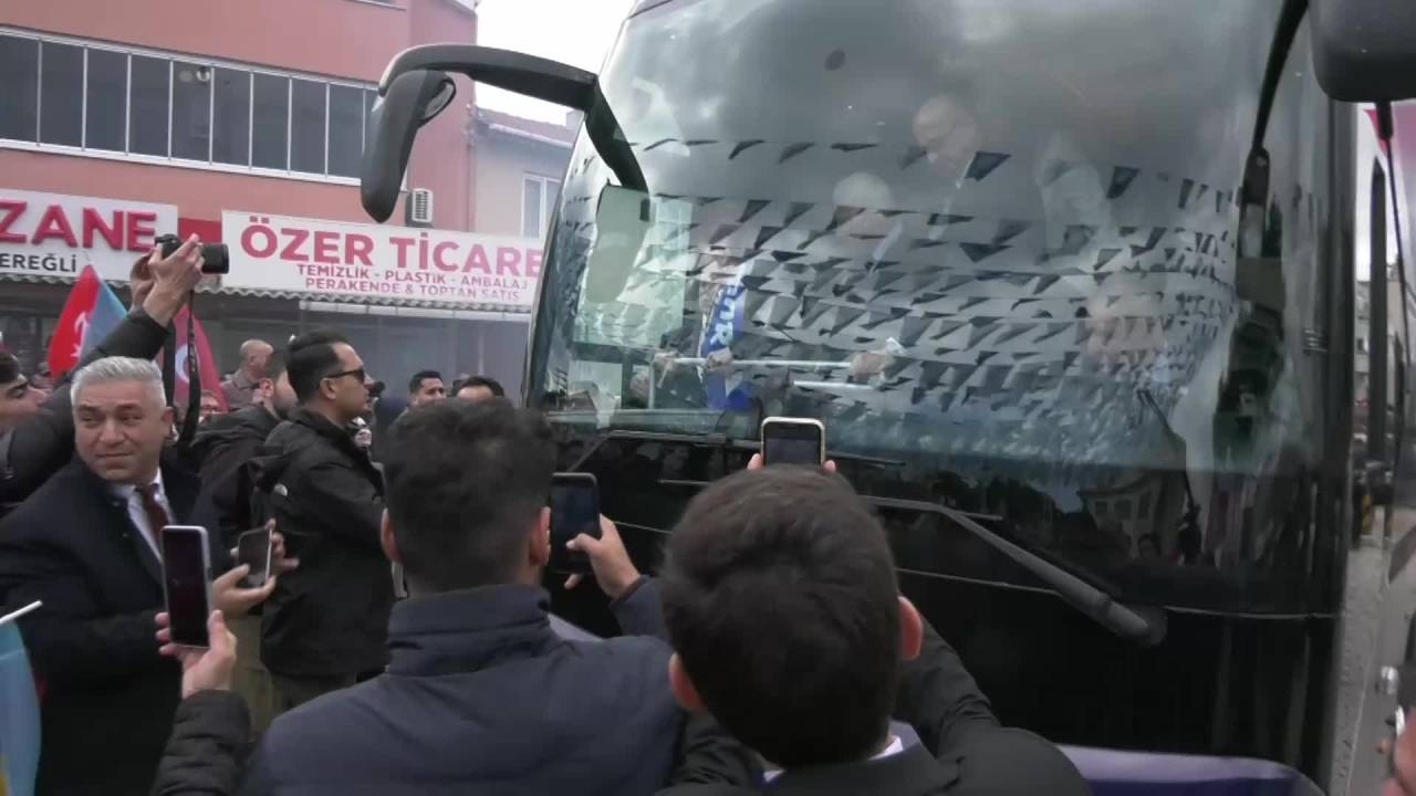 Akşener İle Esnaf Arasında Dikkat Çeken Diyalog: "Ananı Bela Ederim Başına"