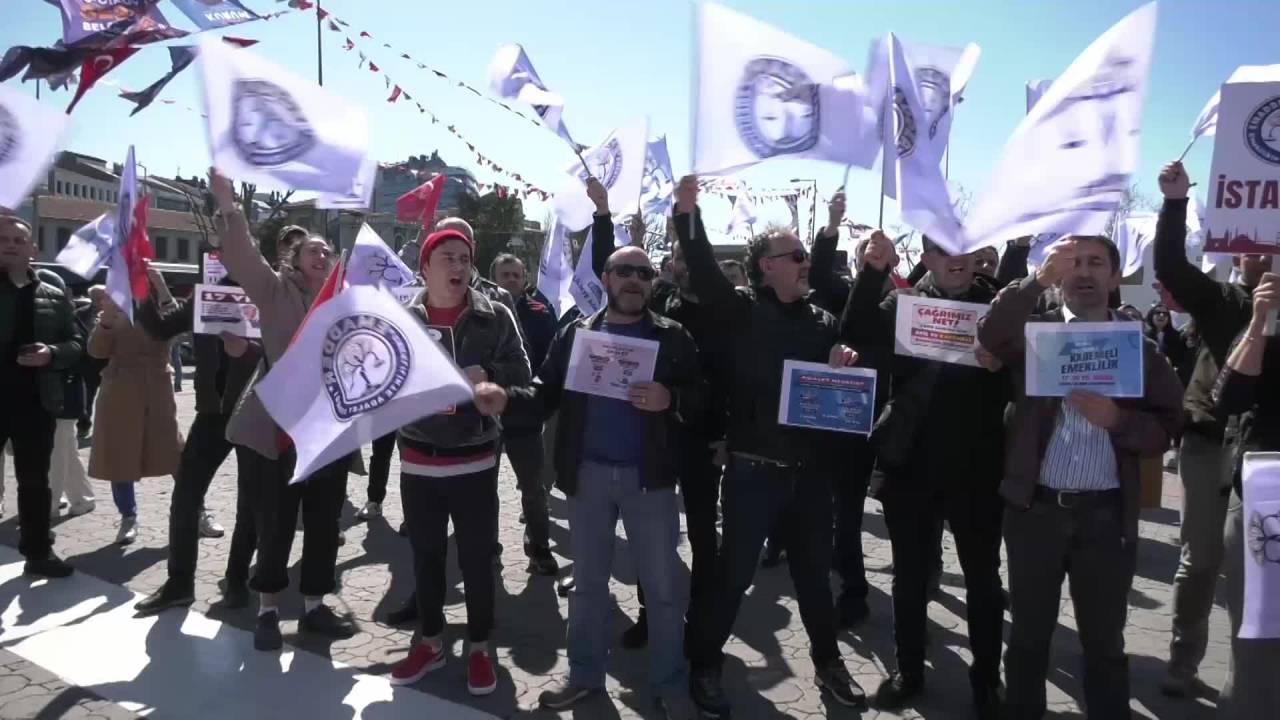 Eyt Mağdurlarından Kadıköy'de "kefenli "eylem... "Kademeyi Veren Oyumuzu Alacak"