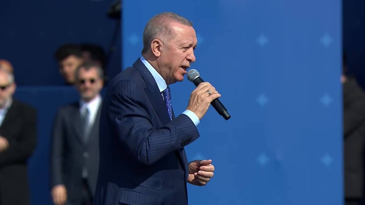 Erdoğan Yeniden Büyük İstanbul Mitinginde Beklediği Kalabalığı Bulamadı: "Biz 1,5 Milyona Alıştık"