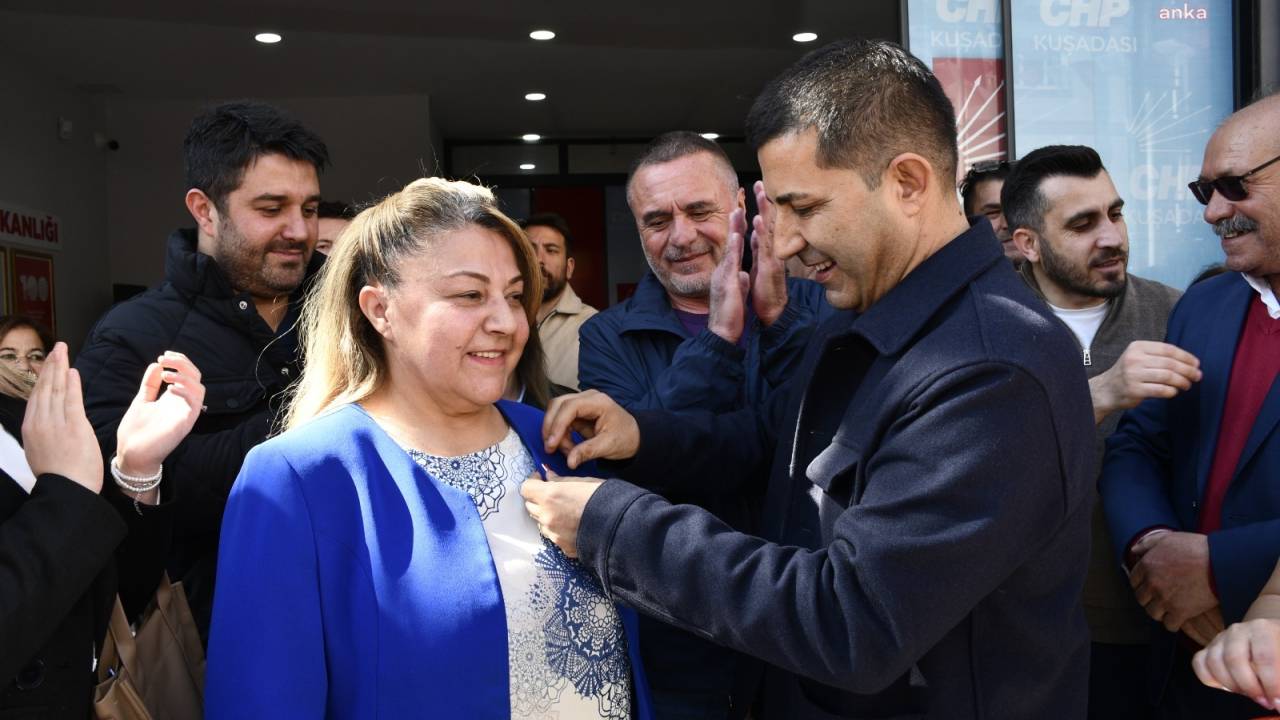 Kuşadası’nda Chp’ye Geçenlere Rozetleri Takıldı