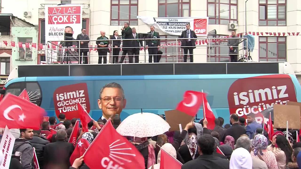 Özgür Özel: "Burada Seçimi Almak İçin Kafa Kafaya Yarışıyoruz"