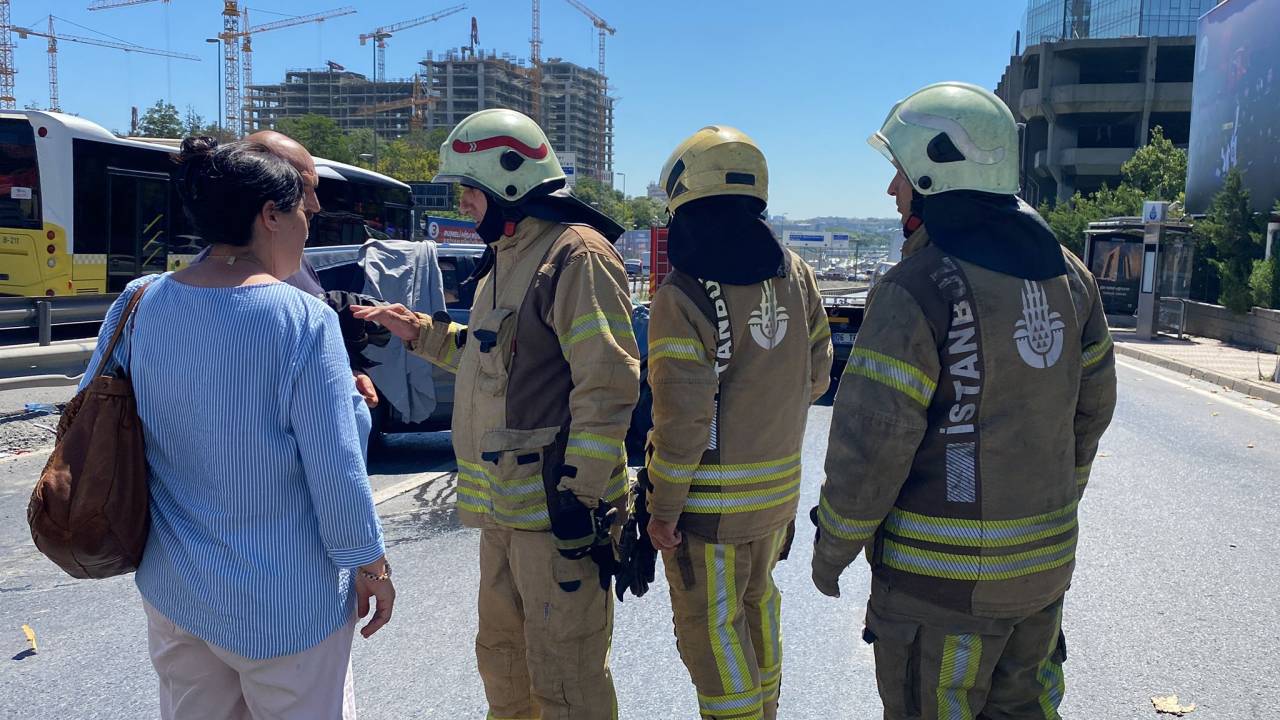 Zeytinburnu'nda Bariyerlere Çarpan Cip Takla Attı; 4 Yaralı