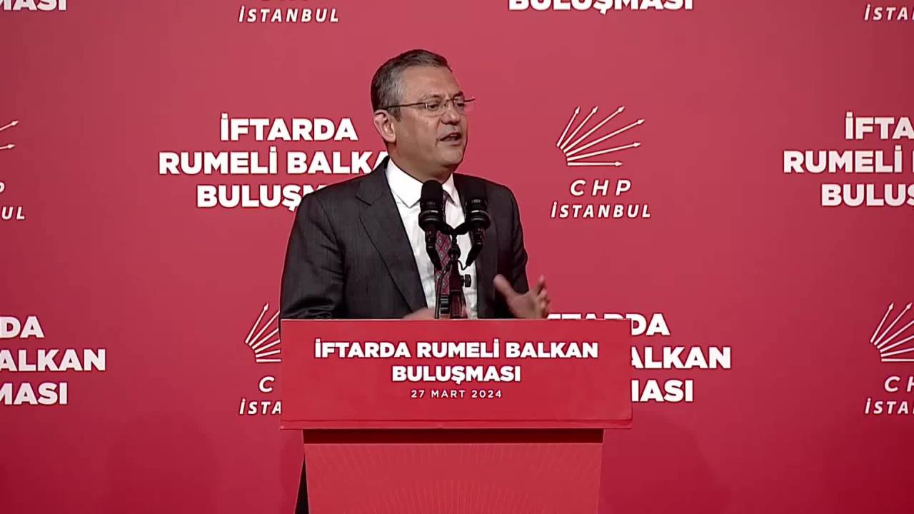 Özel’den Gençlere: “Asla Enseyi Karartmayalım. Gitmeyi Düşünürsek İşte O Zaman Kaybederiz”