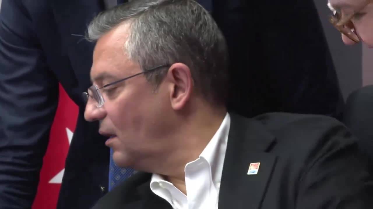 Chp Genel Başkanı Özgür Özel'in Seçim Gecesi Partinin Dijital Birimlerini Kutladığı Görüntüler Yayınlandı