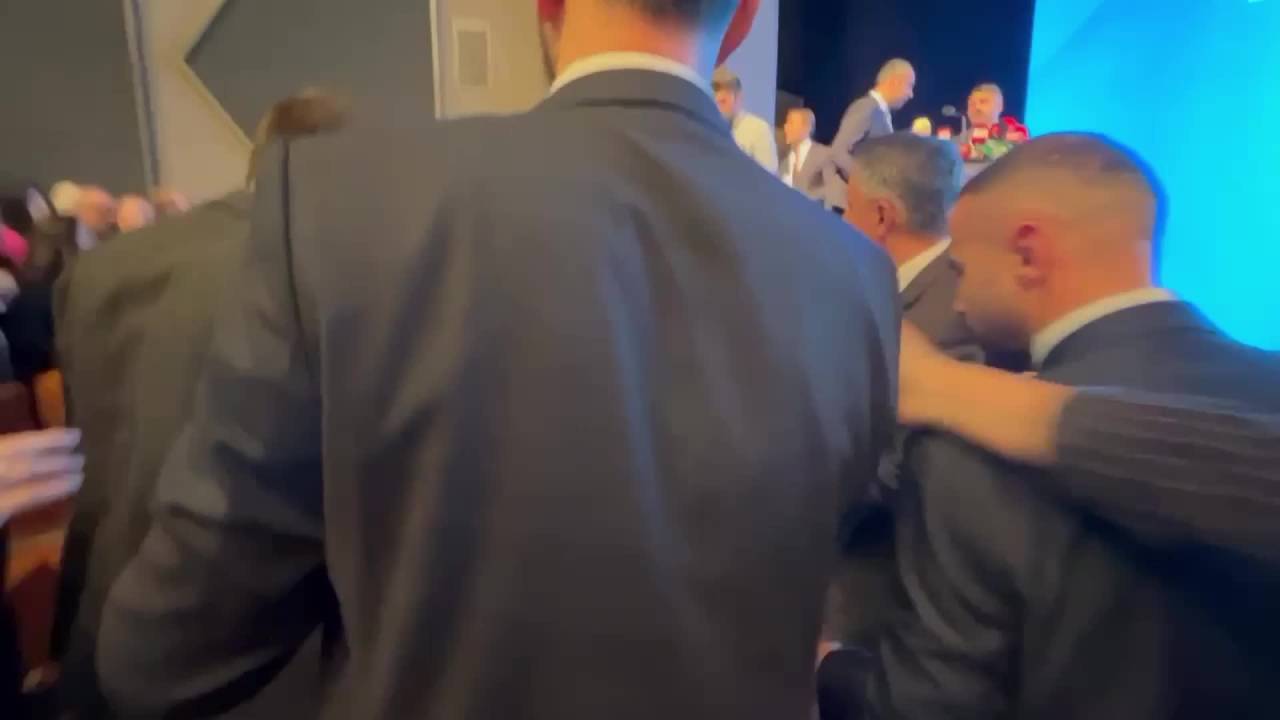 Bursa Yıldırım'daki  Mazbata Töreninde Akp'li Meclis Üyesi Chp'li Meclis Üyesini Darp Etti