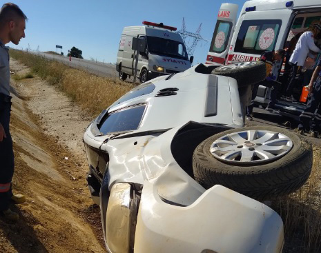 Hafif Ticari Araç, Su Kanalına Devrildi: 1 Yaralı