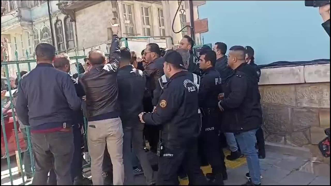 Kütahya'da Geçersiz Oyların Sayıldığı Yere Girmek İsteyenler İle Polisler Arasında Arbede Yaşandı