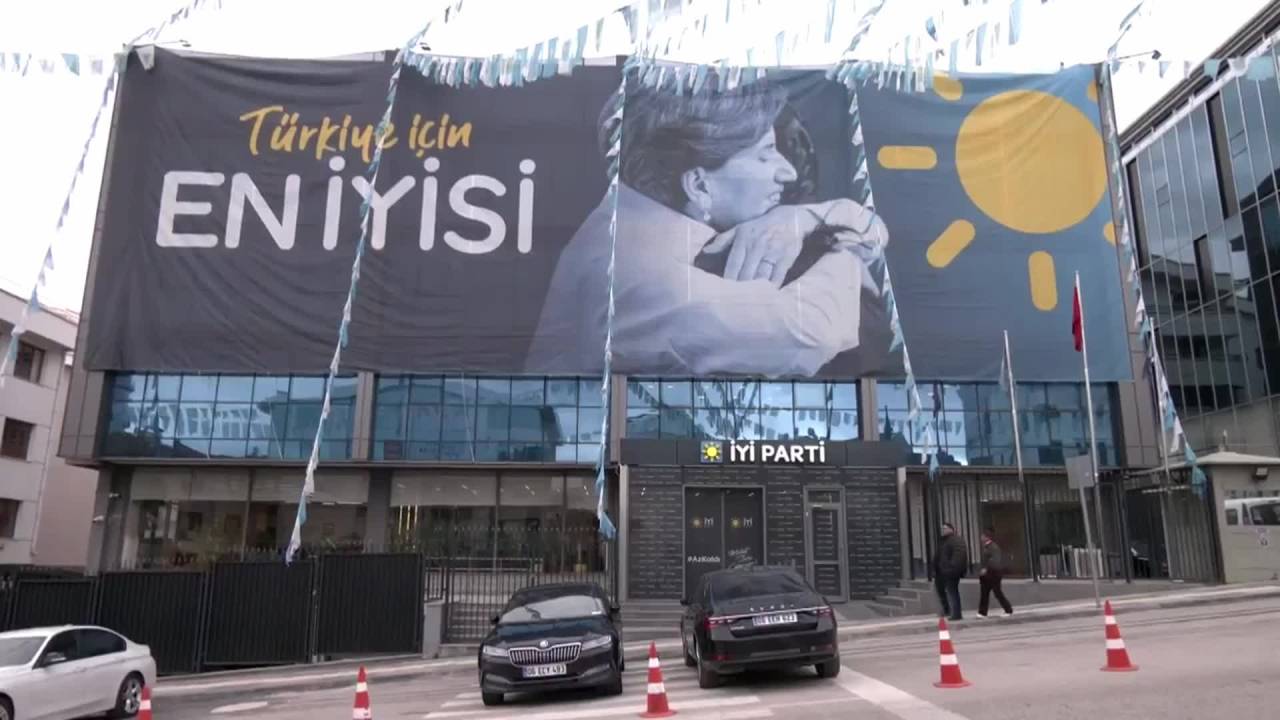 Meral Akşener, Genel Merkezdeki Makam Odasında Bulunan Özel Eşyalarını Toplattı