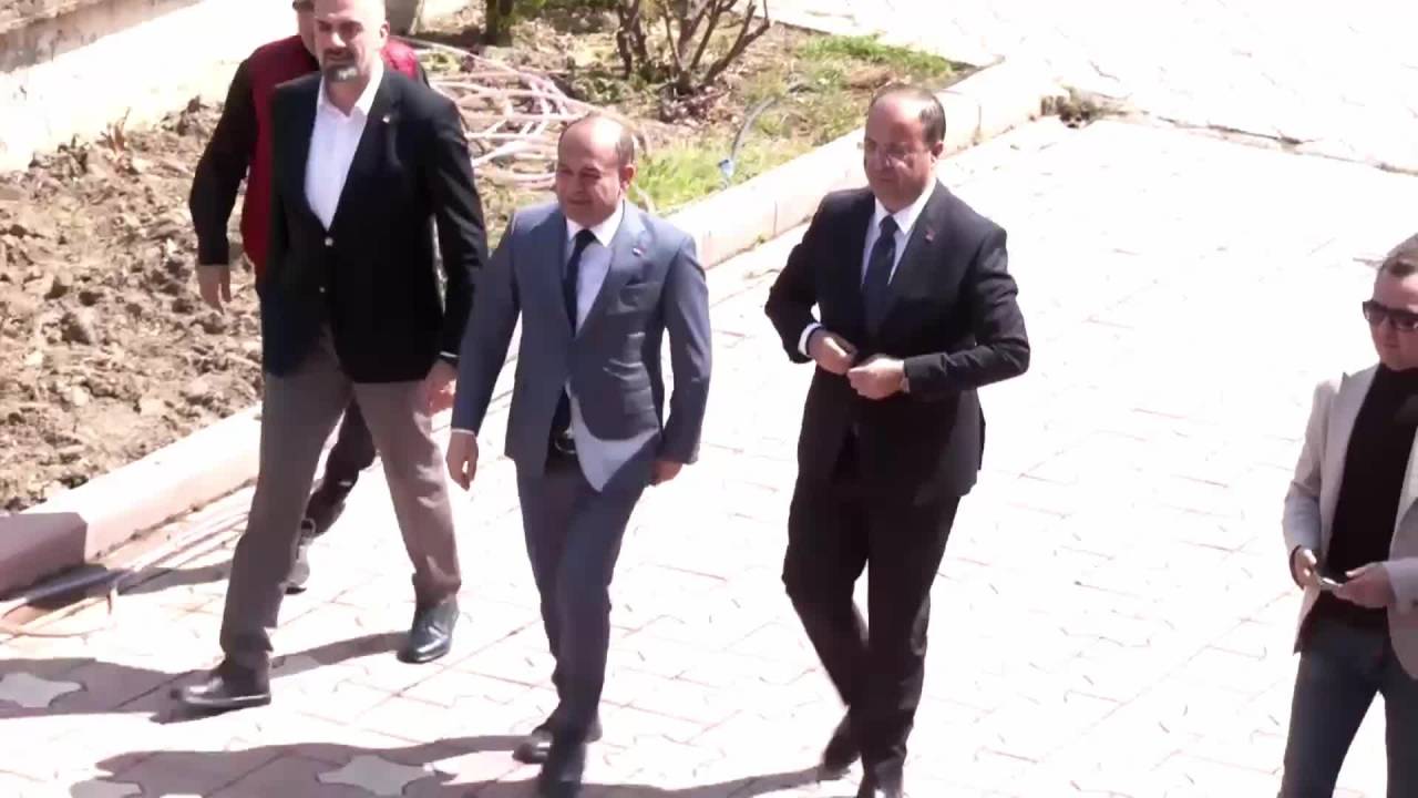 Chp Genel Başkan Yardımcısı Karabat, Taşova Belediye Başkanı Özalp’i Makamında Ziyaret Etti