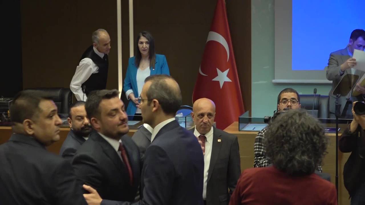 Şişli'de Chp Ve Akp'li Üyeler "belediyecilik İlkeleri"ni Birlikte İmzaladı