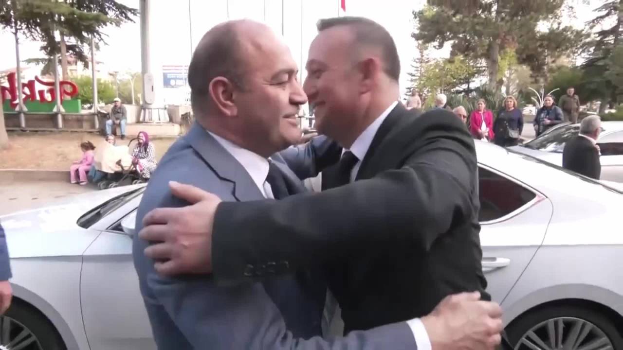 Chp Genel Başkan Yardımcısı Özgür Karabat, Turhal Belediye Başkanı Mehmet Erdem Ural’ı Ziyaret Etti