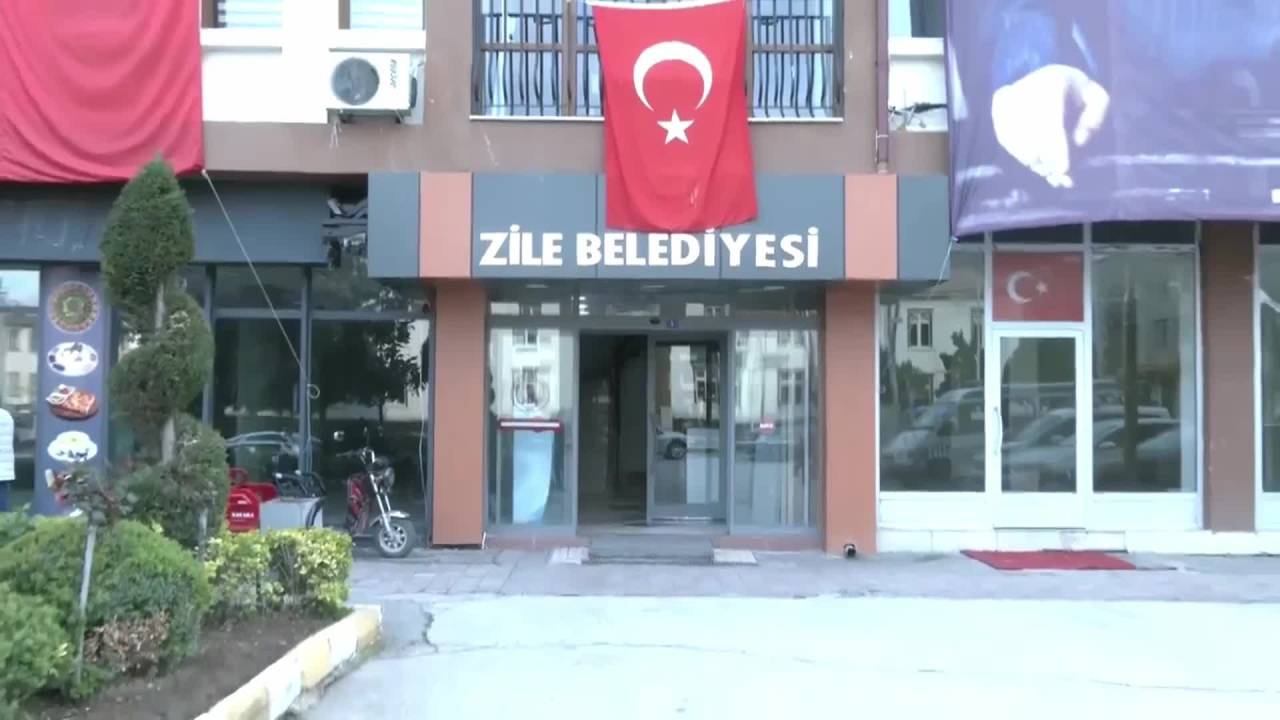 Özgür Karabat, Zile Belediye Başkanı Şükrü Saygın’ı Ziyaret Etti