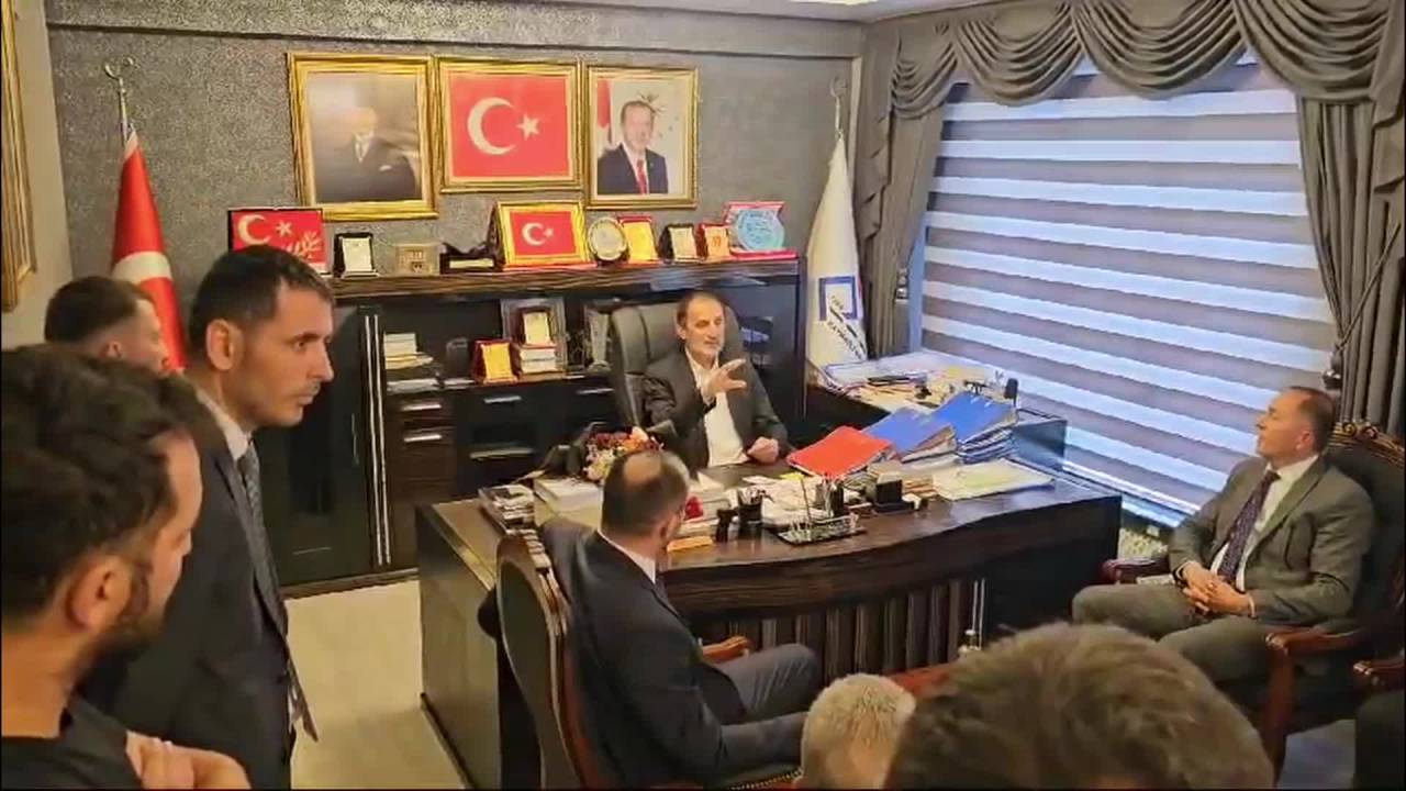 Kaynaşlı Devir-teslim Töreninde Gerginlik: Belediye Başkanı,  Mhp'li Milletvekiline Çiçek Fırlattı
