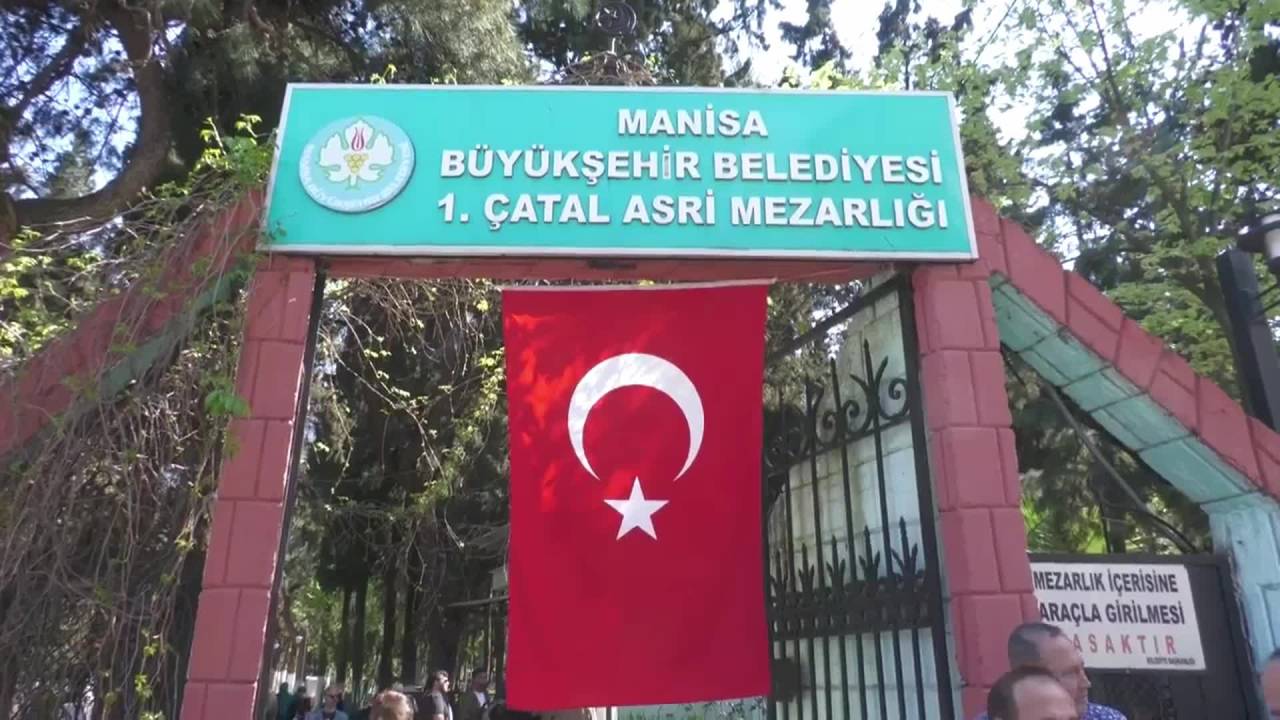 Chp Lideri Özel'den Memleketi Manisa'da Kabristan Ziyareti