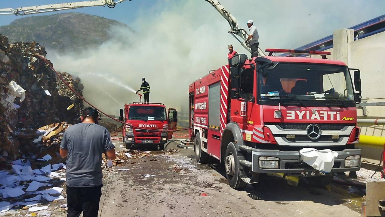 Kağıt Fabrikasının Geri Dönüşüm Alanındaki Yangında 80 Bin Ton Hurda Kağıt Kül Oldu