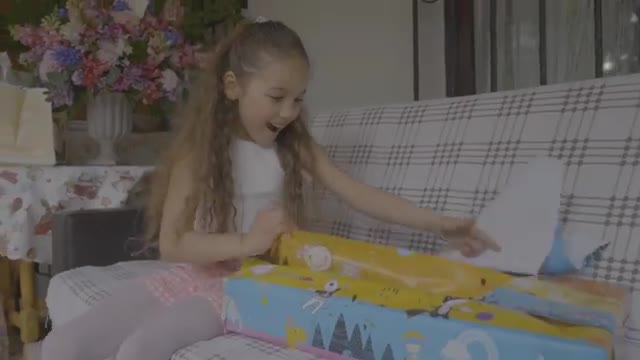 Özgür Özel, Kampanya Filminde Oynayan Çocuklar İle Ailelerinin Bayramını Kutladı