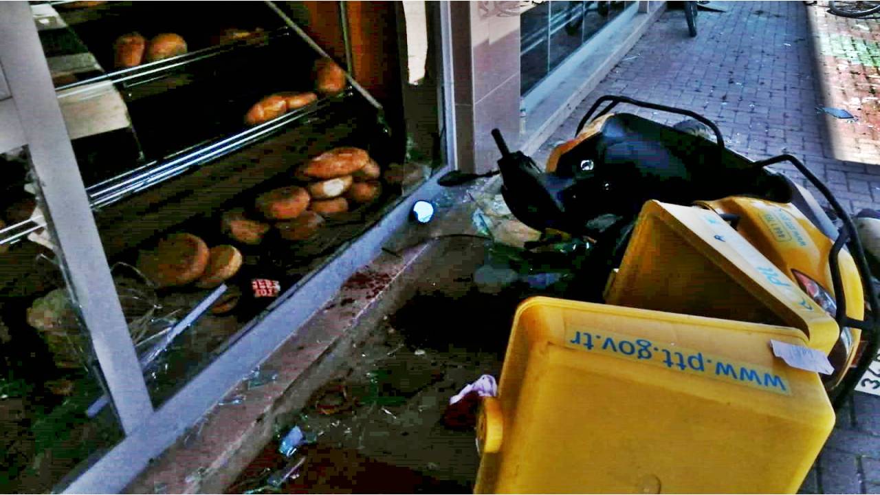 Çaldığı Motosikletle Fırının Vitrinine Çarpınca Yaralandı