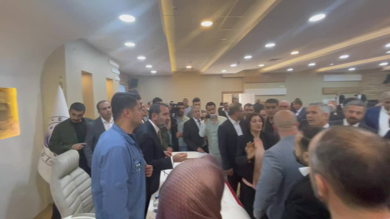 Elazığ Belediyesi'nde Akp’li Başkan Komisyon Üye Sayısını 3’e Düşürdü, Meclis Karıştı