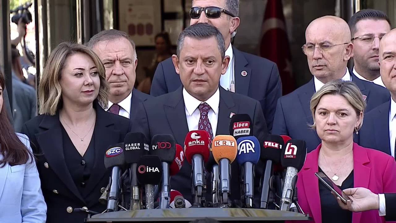 Özgür Özel: "Ysk'nın Siyasi Baskılara Boyun Eğmeyeceğine Yürekten İnanıyorum"