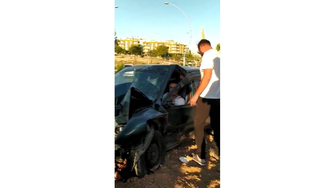 Aydınlatma Direğine Çarpan Otomobilin Sürücüsü Yaralandı; Kaza Kamerada