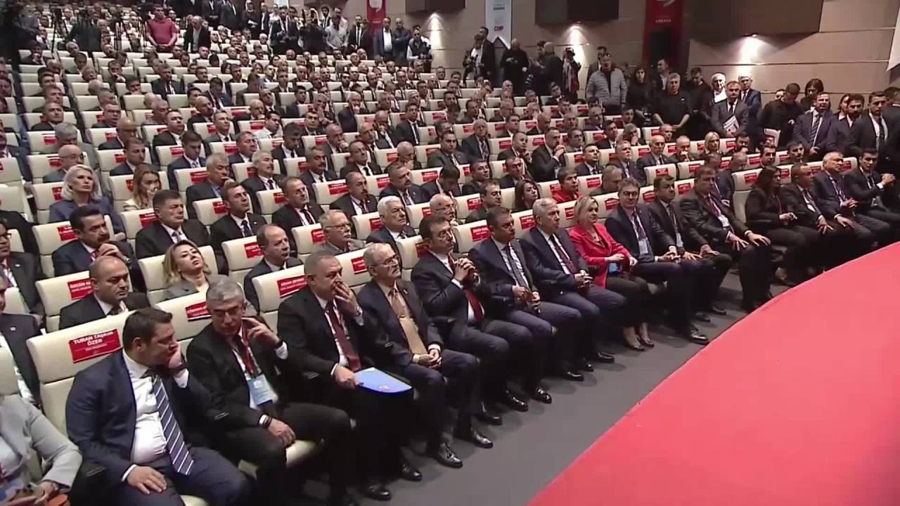Özgür Özel: “Nüfusun Yüzde 65’ine, Bu Salonda Bulunan 408 Chp’li Belediye Başkanı Hizmet Edecek”
