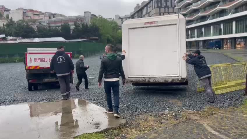 Seçim Öncesi  Kaçak Otoparka Dönüştürülen Çocuk Oyun Alanındaki İşgal Sona Erdirildi