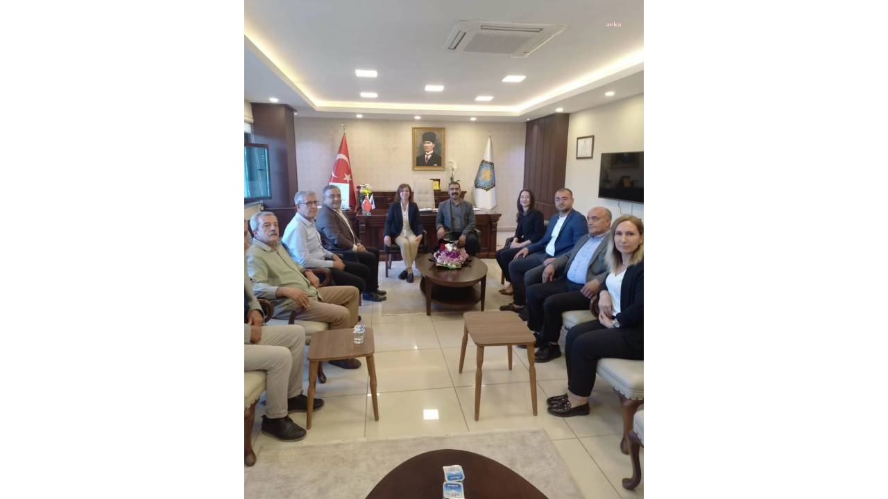 Chp’li Tanrıkulu Diyarbakır Büyükşehir Belediyesi’ni Ziyaret Etti, Bayrak Mesajı Verdi