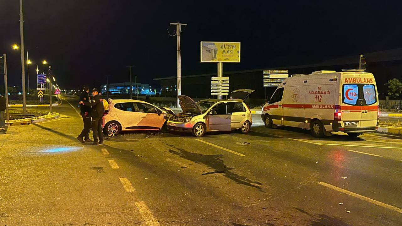 Sivas'ta Otomobiller Çarpıştı: 1 Ölü, 6 Yaralı