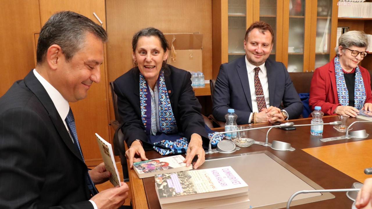 Çağdaş Yaşamı Destekleme Derneği'nden Özgür Özel'e "Tebrik" Ziyareti