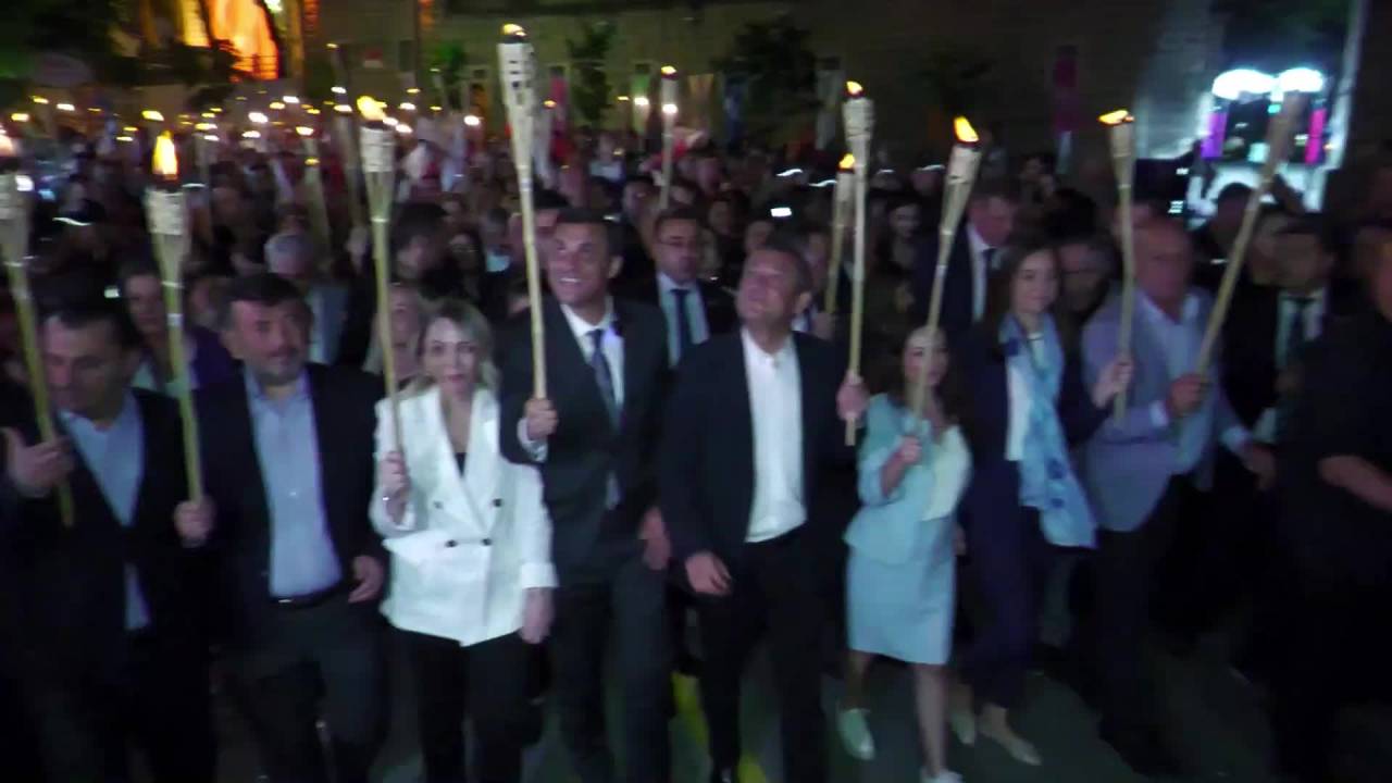 Chp Genel Başkanı Özel, Manisa'da Fener Alayına Katıldı