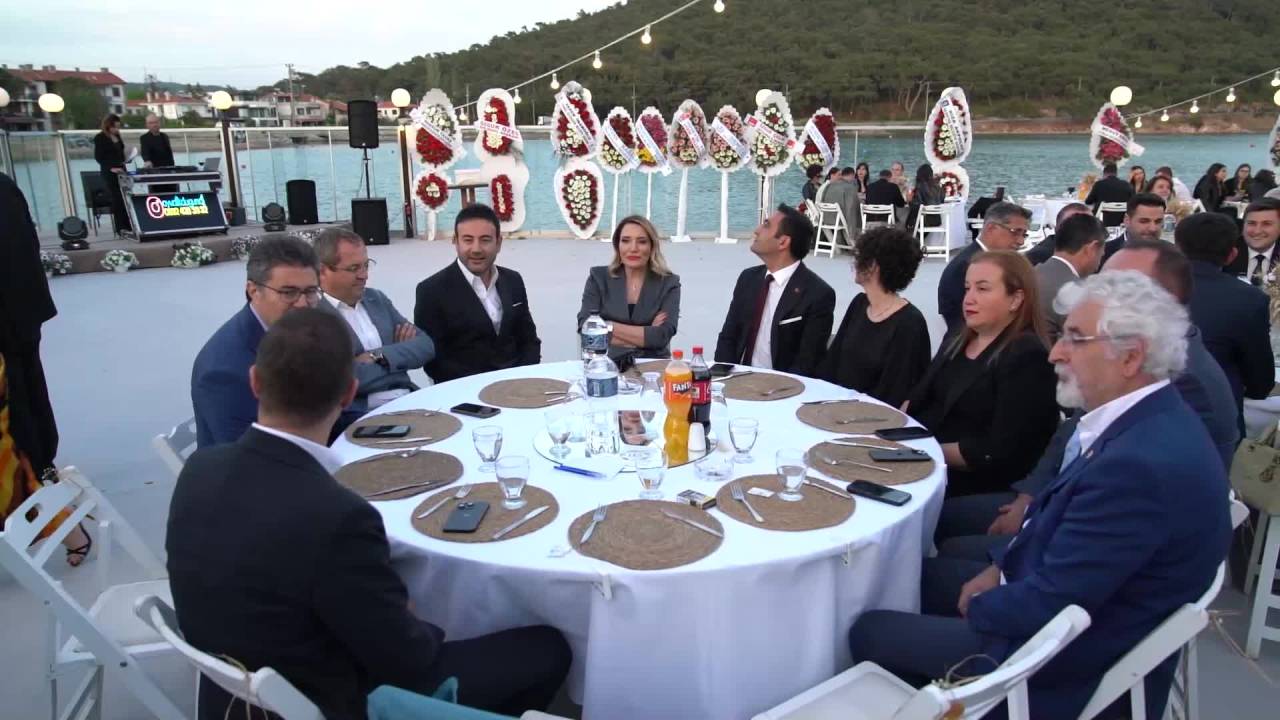 Balıkesir Büyükşehir Belediye Başkanı Ahmet Akın, Chp Pm Üyesi Umut Dikili'nin Nikahını Kıydı