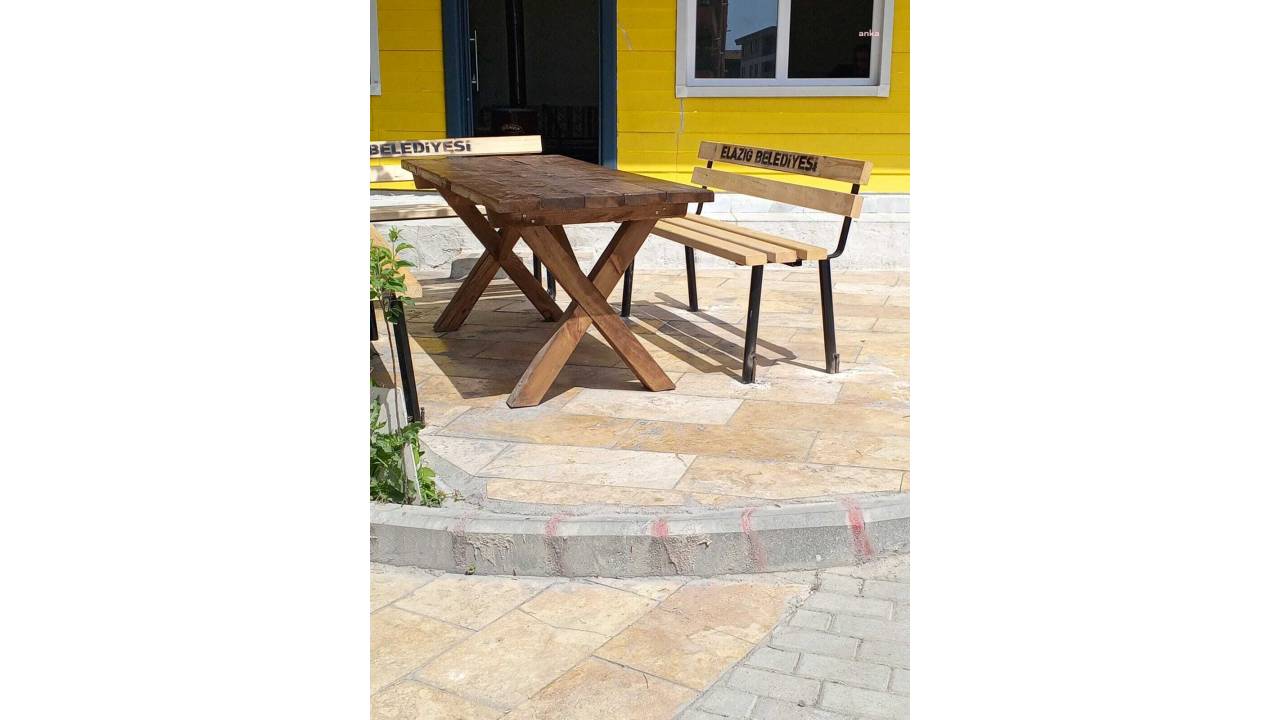 Elazığ Belediyesi, Chp’li Gürsel Erol’un Taksi Duraklarına Gönderdiği Bankları Kaldırdı