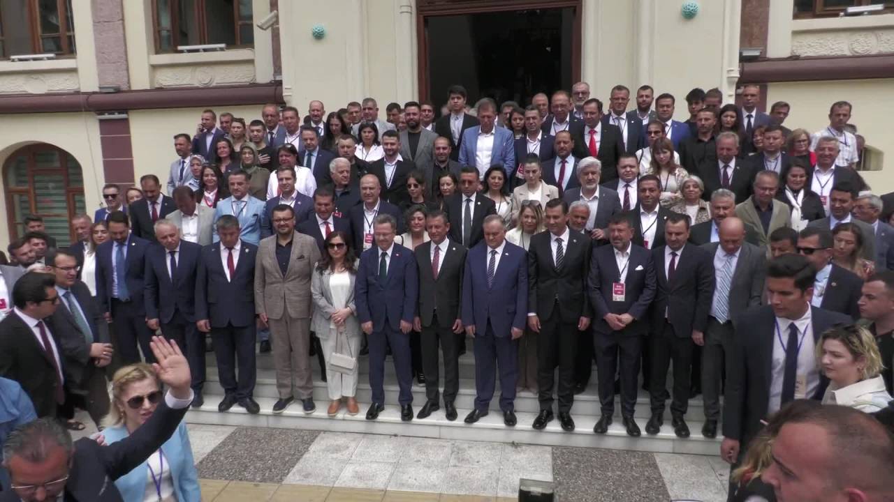 Chp Genel Başkanı Özel Manisa'da Mesir Macunu Saçtı, Manisalılarla Birlikte Saçılan Macunlardan Yakaladı