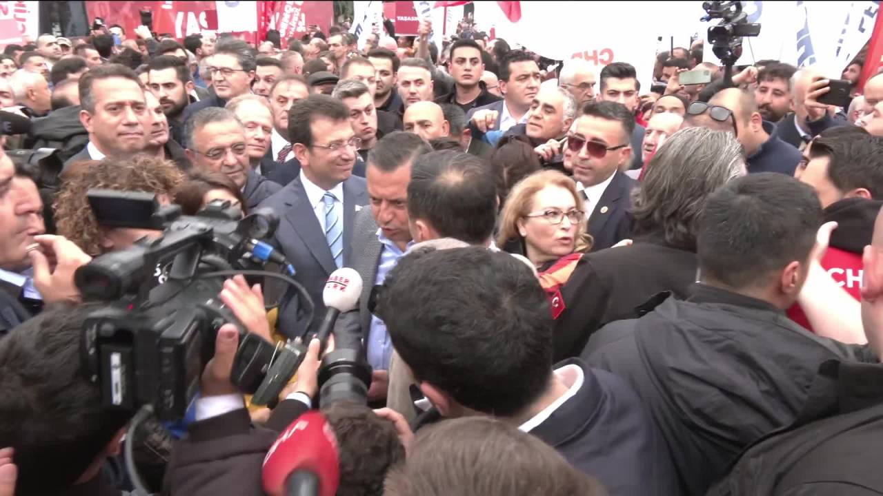 Özgür Özel Saraçhane’de... “Emekçileri Taksim'e Sokmamak Anayasa’yı Çiğnemektir"