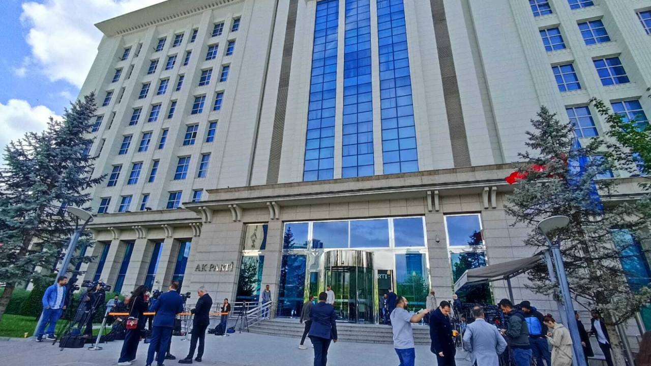 Recep Tayyip Erdoğan İle Özgür Özel Görüşmesi Başladı