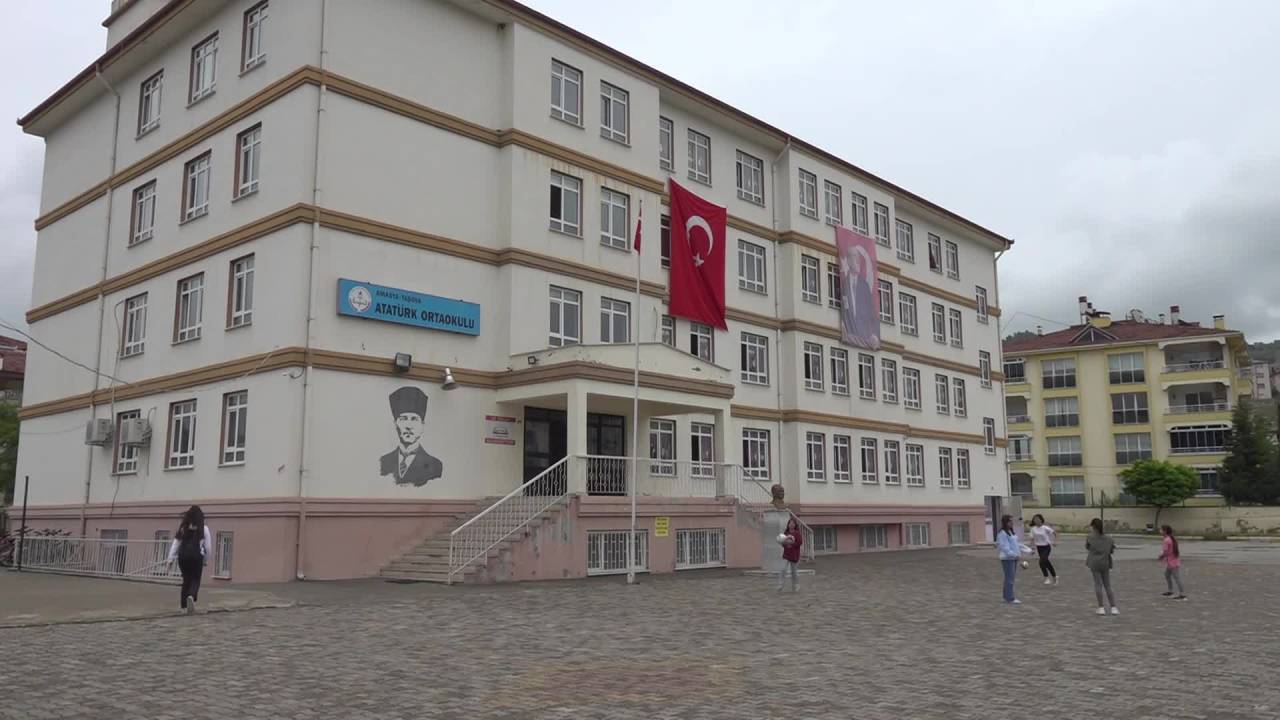 Amasyalı Minik Güreşçiler "Türkiye Şampiyonu" Olduktan Sonra Arkadaşları İle Şehir Turu Attı