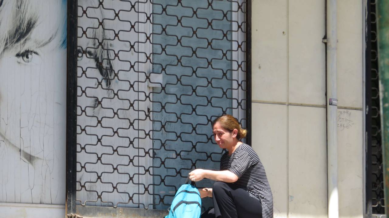 Öldürülen Elif Güneş'in İş Yeri Önünde Gözyaşı Ve İsyan