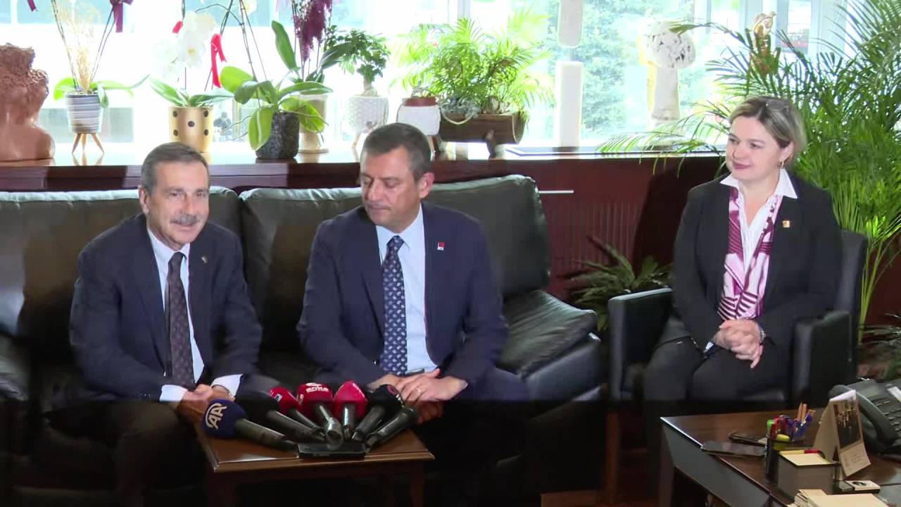 Özgür Özel Eskişehir'de... “Burada Seçim Sonuçlarını Gördüğümde ‘Bir Hakkın Teslimi Bu’ Diyorum”