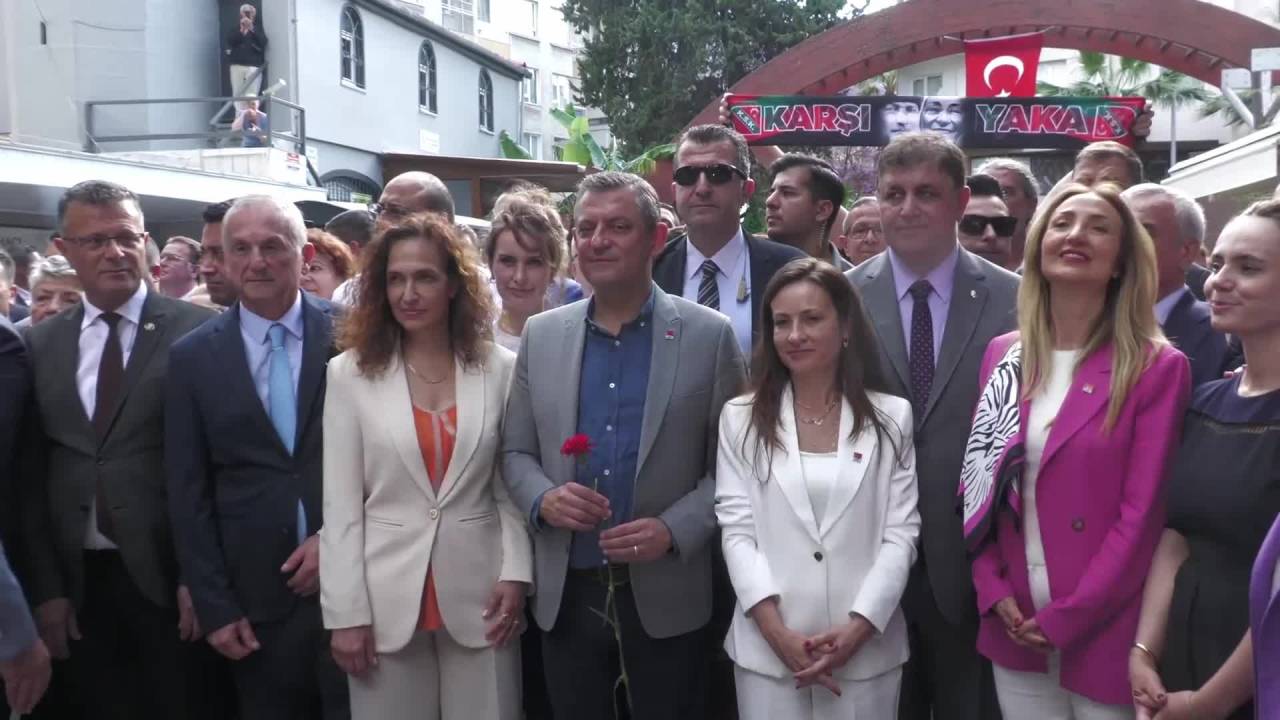 Chp Genel Başkanı Özel, Anneler Günü'nde Zübeyde Hanımın Anıt Mezarını Ziyaret Etti