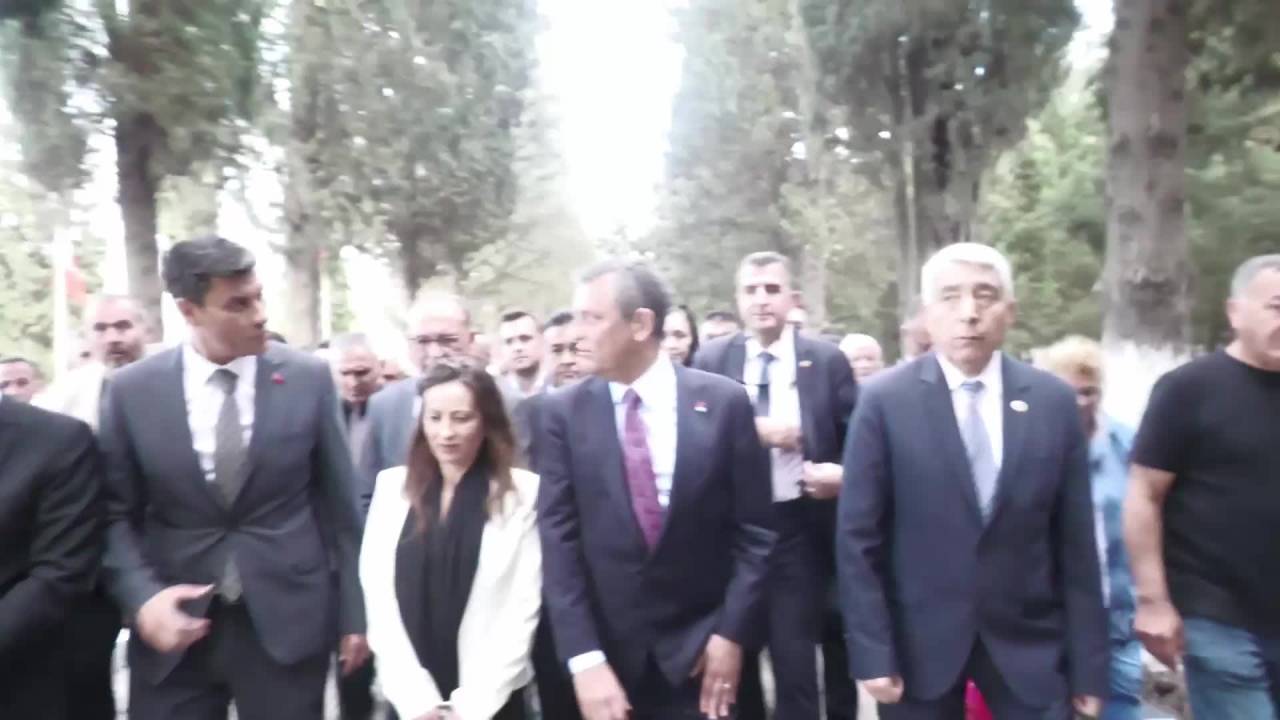 Özgür Özel, Soma Maden Şehitliği'ni Ziyaret Etti