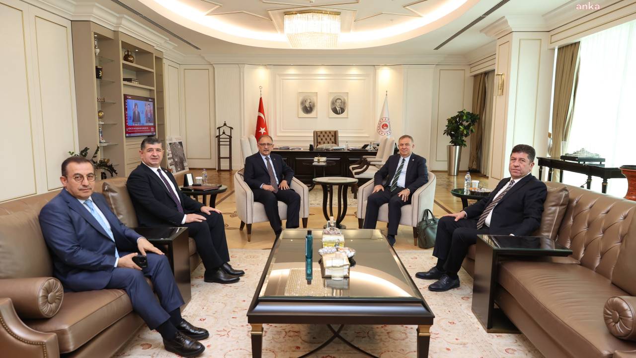 Chp'li Zeybek İle Bakan Özhaseki Belediyelerin Sorunlarını Görüştü... Gökan Zeybek: "Olumlu Bir Görüşmeydi"