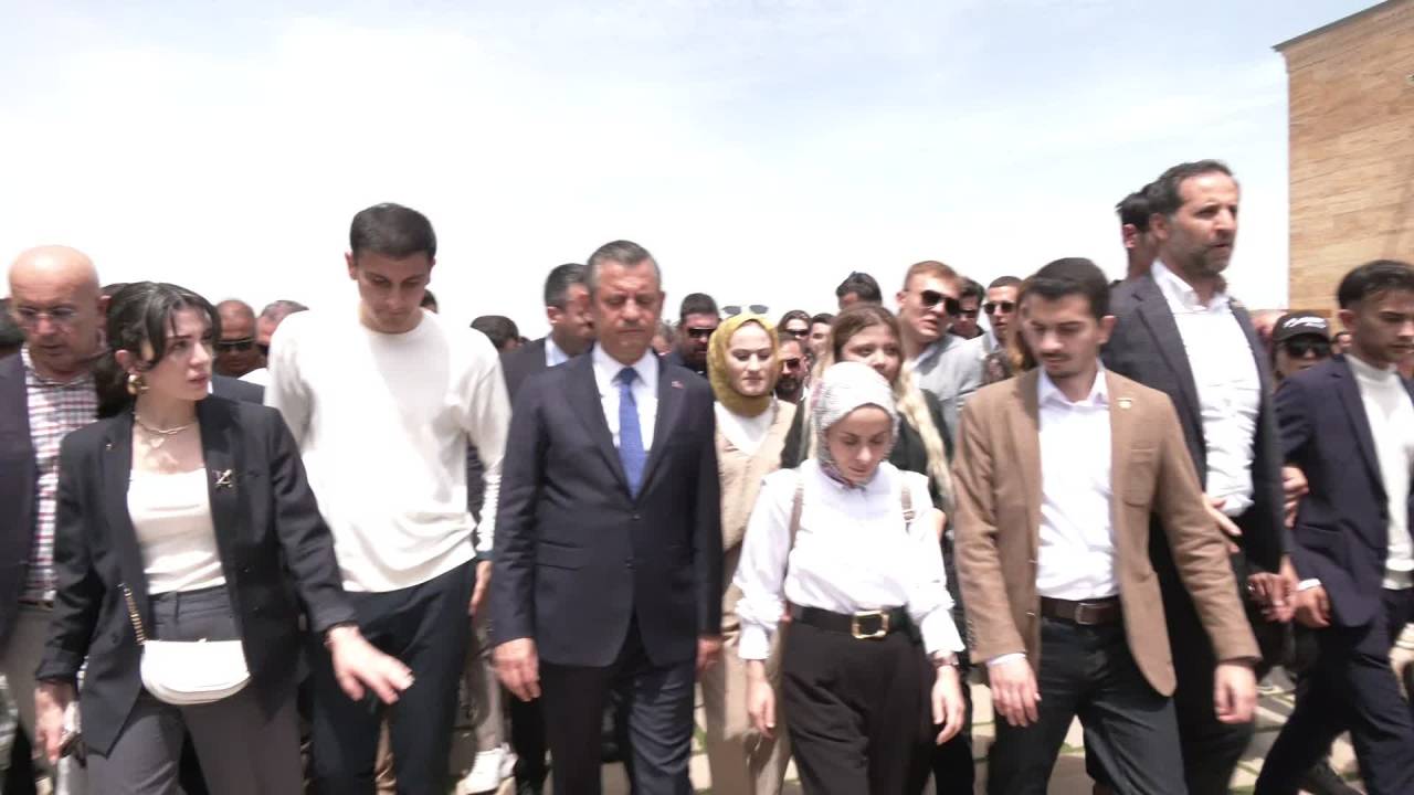 Chp Genel Başkanı Özgür Özel Ata’nın Huzuruna Çıktı, Altı Karanfil Bıraktı