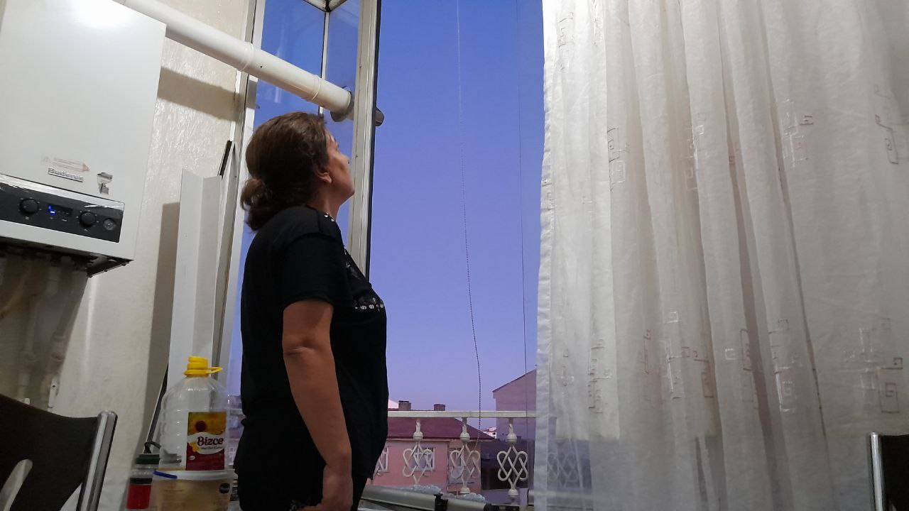 Merminin İsabet Ettiği Camın Üzerine Düşmesiyle Yaralandı