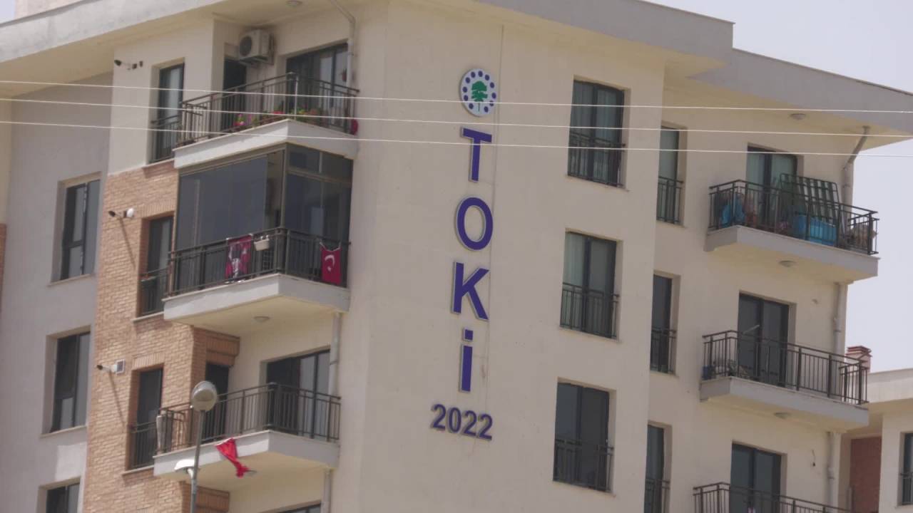 İzmirli Depremzedelerden Toki’ye Konut Tepkisi: “4 Yıldır Evlerimiz Teslim Edilmedi”