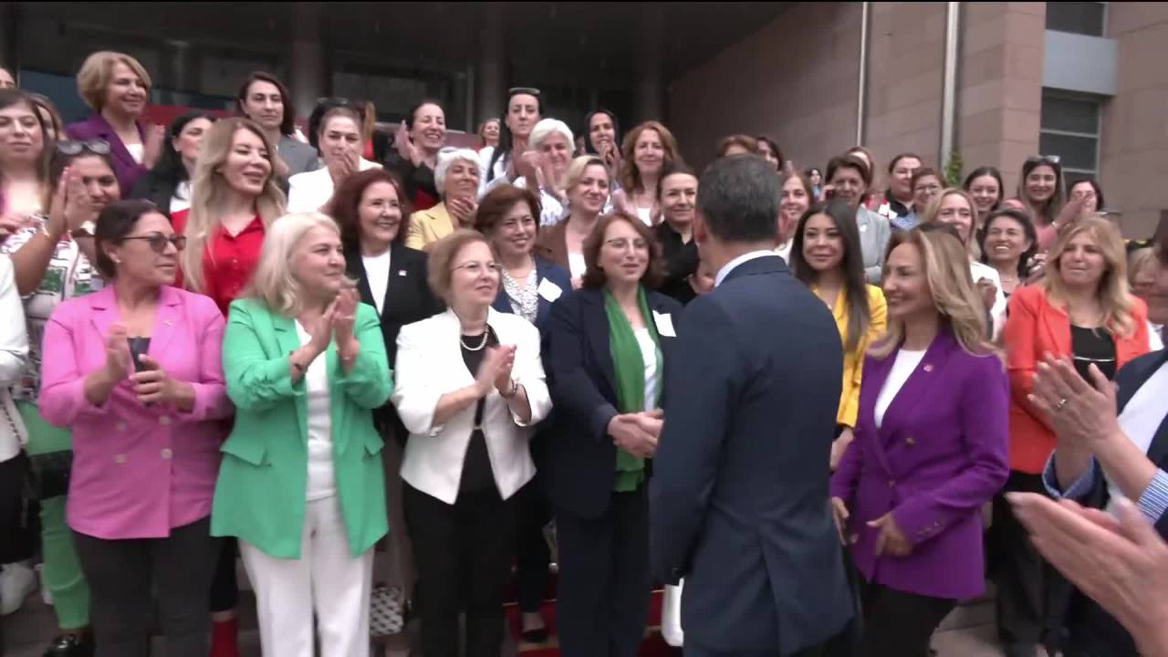 Chp Genel Başkanı Özgür Özel, " Tüzük Değiştiğinde Kadın Kollarının Güçlendirilmesini İstiyoruz"