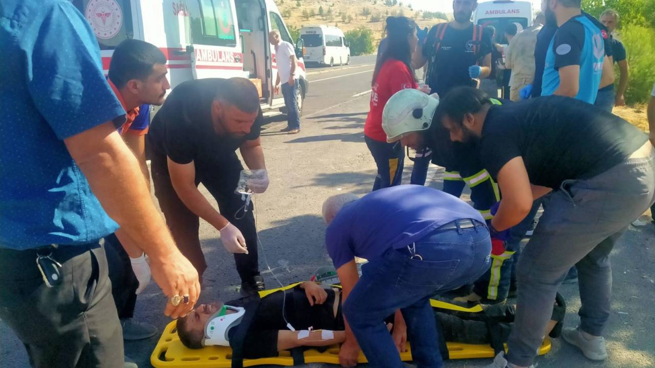 Şanlıurfa'da İşçi Servis Minibüsü Devrildi: 18 Yaralı