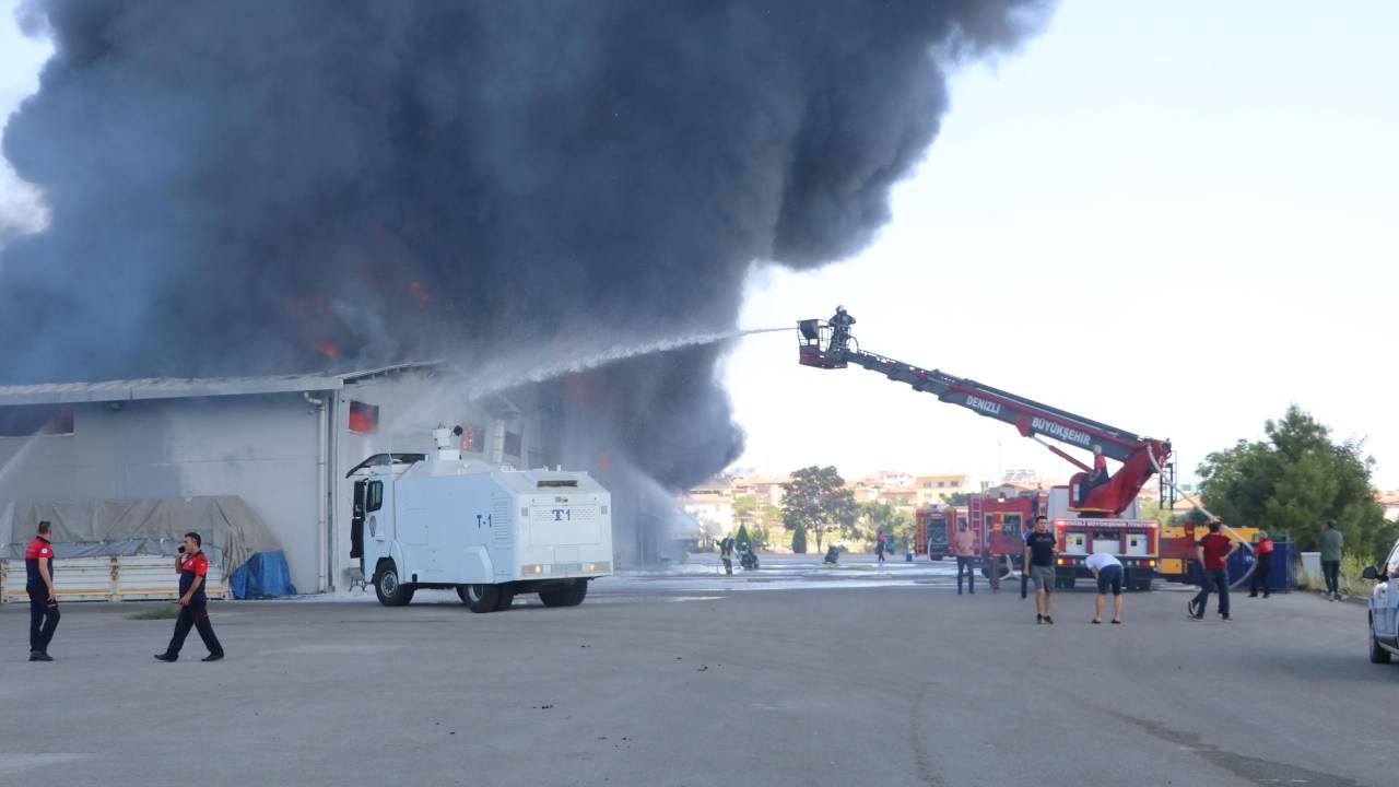 Denizli Emniyet Müdürlüğü'nün Lojistik Deposunda Yangın