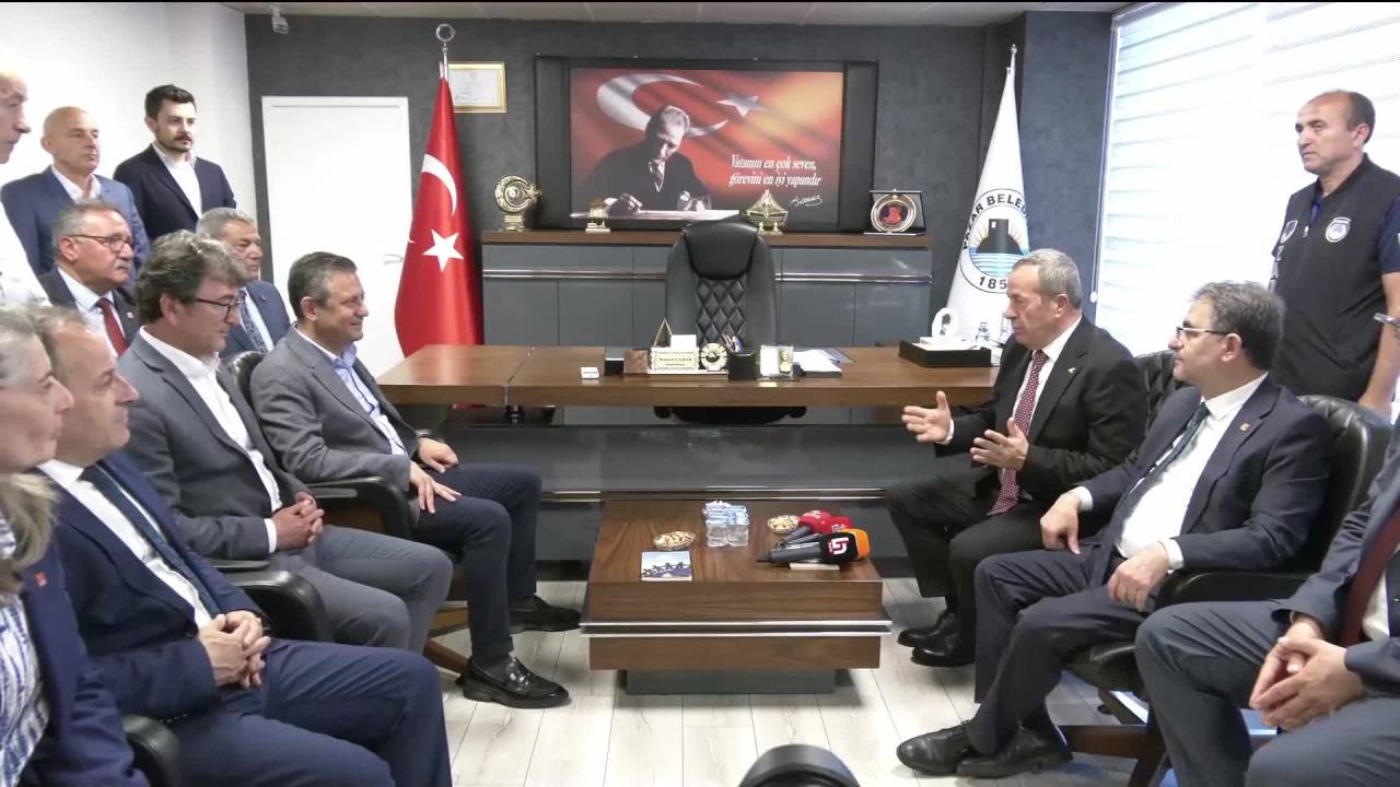 Özgür Özel: "Belediyeler Birliği'nde 14 Yöneticiden 8'ini Chp Alacak 6'sını Diğer Partilere Verecek"